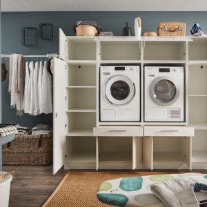 Waschraum Schrankwand in Weiß mit geöffneten Türen, sichtbaren Innenfächern, zwei integrierten Geräten und umliegender moderner Waschküche.