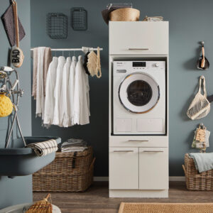 Kompakter Waschbereich Ein kompakter Waschraum mit eingebauter Waschmaschine, Körben, einer Kleiderstange mit weißen Hemden und einem Waschtrog.