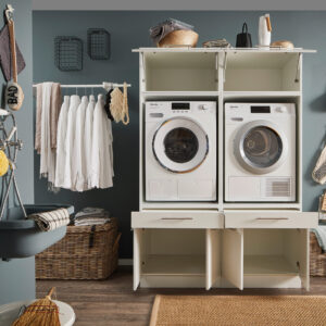 Offenes Doppelmodul in Weiß mit zwei eingebauten Geräten und geöffneten Stauflächen im Hauswirtschaftsraum.