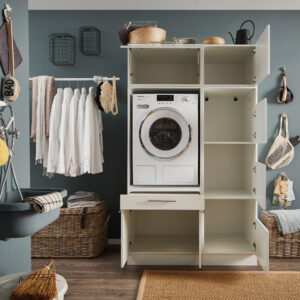 Weißer Waschmaschinen Schrank mit geöffneten Türen und Fächern in modernem Waschraum.
