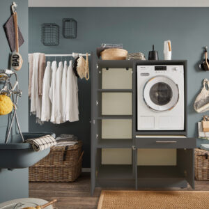 Offener Waschmaschinen Schrank in Anthrazit mit mehreren Fächern in moderner Waschküche.