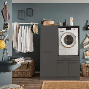 Geschlossener Waschmaschinen Schrank in Anthrazit mit integriertem Gerät in moderner Waschküche.