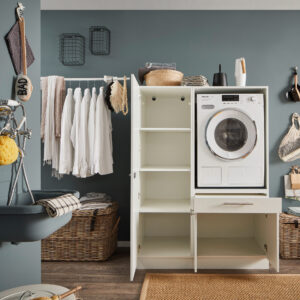 Laundreezy LDSK6W Milieu offen_91-215-17_70-202-17+70-200-17 Geöffneter weißer Waschmaschinen Schrank mit seitlichen Regalfächern und unterem Stauraum in moderner Waschküche.