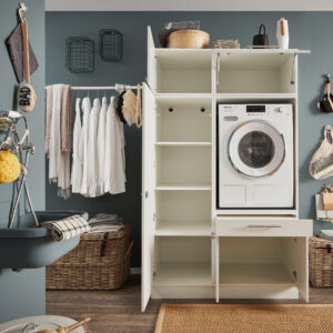 Offener weißer Waschmaschinen Schrank mit integrierter Waschmaschine und mehreren sichtbaren Ablagefächern in modernem Hauswirtschaftsraum.