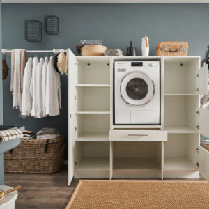 Geöffneter weißer Waschmaschinen Schrank mit seitlichen Fächern und Stauraum im Hauswirtschaftsraum.