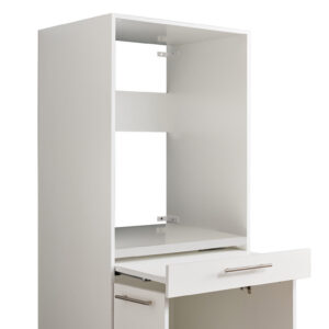 Ein weißer Schrank mit offenem Mittelbereich, geöffneter Schublade und geöffneten unteren Türen steht freigestellt vor weißem Hintergrund.