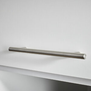 Detailaufnahme eines schlichten Metallgriffs an einer weißen Schrankfront.