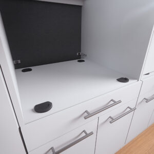 Eine weiße Fläche mit vier dunklen Auflagepunkten befindet sich zwischen zwei Schränken in einem modern gestalteten Waschbereich