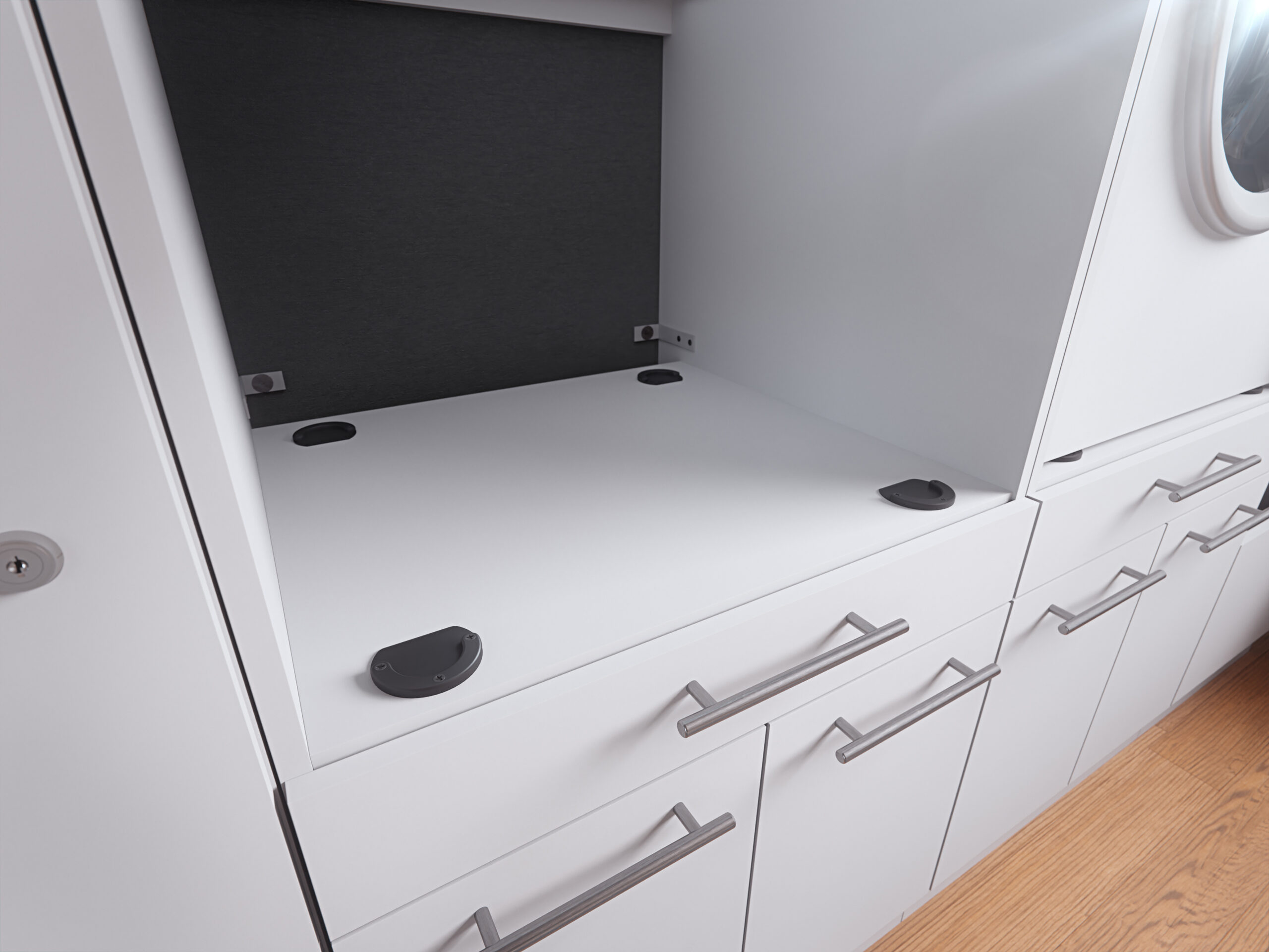 Eine weiße Fläche mit vier dunklen Auflagepunkten befindet sich zwischen zwei Schränken in einem modern gestalteten Waschbereich